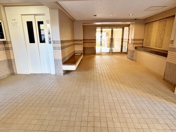 マンション内ピロティ部分