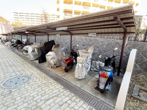 敷地内にあるバイク置場
