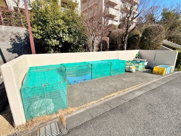 整理された敷地内のゴミ置場