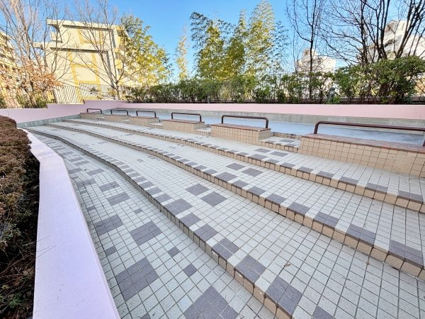 管理事務所の上には屋上広場がございます