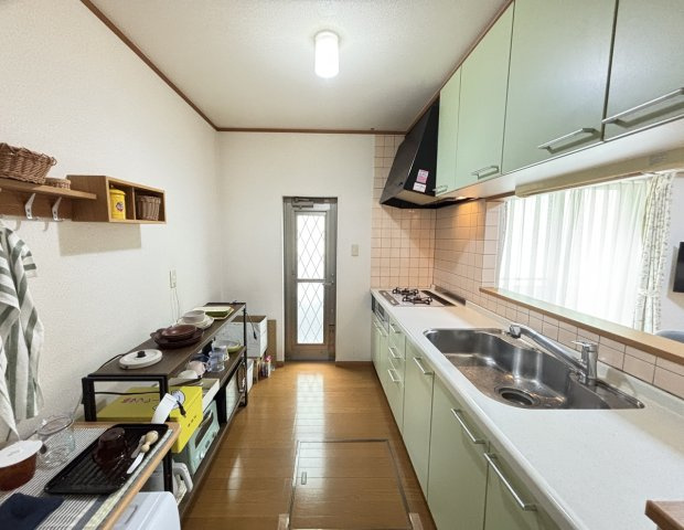 キッチン空間は4帖程の広さです！大き目の食器棚も配置できるかと思います！勝手口もあるので、お庭へのアクセスも可能！