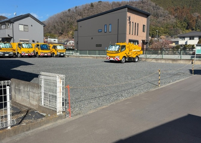土地の面積＝住宅面積ではありません。建ぺい率の問題などで、土地のある場所によって住宅を建てられる面積は限られています。高さもしかり、「土地」という言葉の中には、建築条件も含まれると考えておきましょう。