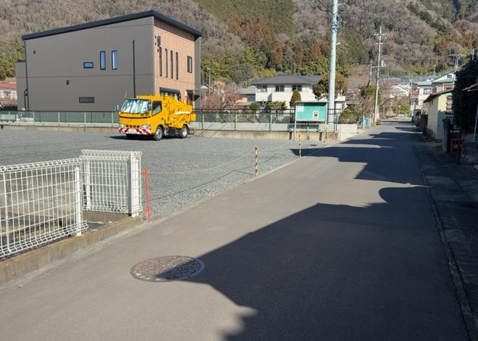 家を建てる場合、方位は要チェックです。現実的に日当たりのよい家ならばリビングは南側、建築基準法でも北側に当たる家への配慮は求められています。土地を見学に行く際は、方位磁針を持って行くようにしましょう。
