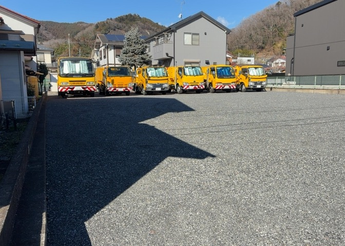 土地の前の道路に消火栓が設置されていることがあります。この場合、道路交通法第45条第1項により、駐車禁止の場所が指定されています。そのため、車庫などの駐車スペースをつくることができない場合があります。