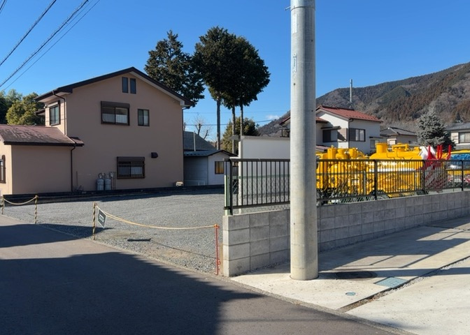 現地に行くなら、物件の周囲の地形がどうなっているかを見ることも大切です。周辺より低くなっている土地では、大雨などで水が集まりやすいため、地盤が弱くなっているということも考えられるため、注意が必要です。