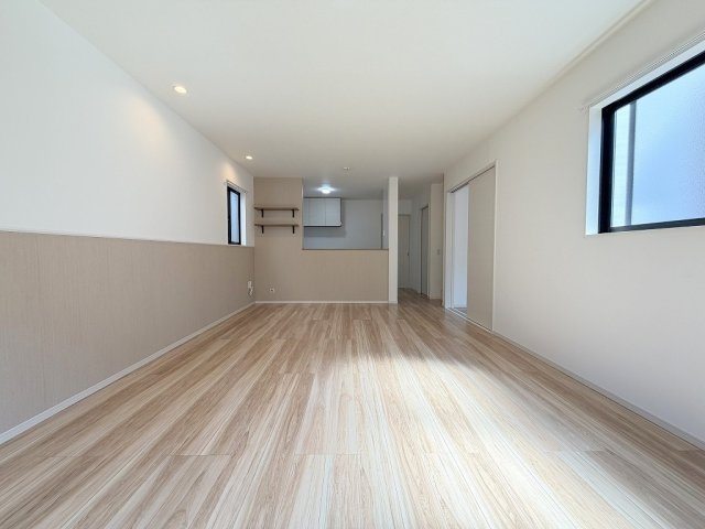 壁紙貼替済みで室内大変キレイです