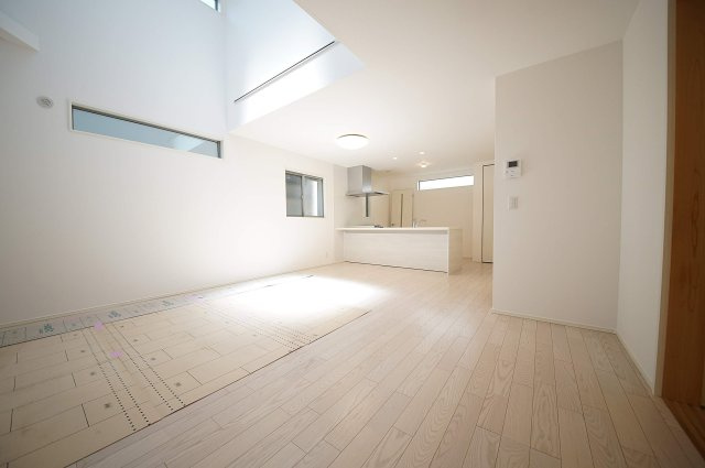 吹き抜けのある開放的なLDK、広々とした19.6帖なのでご家族でゆったりと過ごせますね