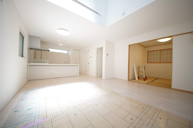 様々な家具と相性の良いナチュラルな色調の空間