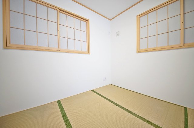 リビングの続きに人気の和室は客間としてだけでなく、子供たちの遊び場やお昼寝としても利用できますね