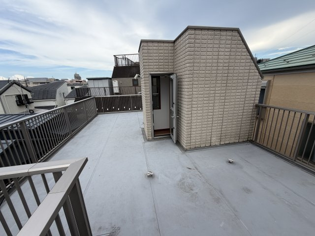 空を近くに感じられる開放的な屋上空間。日当たり・通風ともに良好で、洗濯物を干すだけでなく、家庭菜園や日光浴、子どもの遊び場などプライベートなアウトドア空間として多彩に楽しめます。