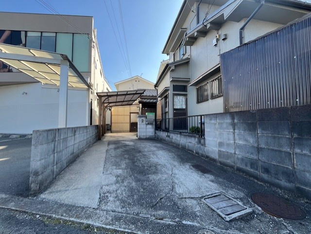 【カースペース】　幅員約8.0mの公道に面しています。前面道路から奥まったところに住まいが建築されているため、プライバシーが守られやすいです。周辺環境とあわせて、ぜひ一度現地をご見学ください。