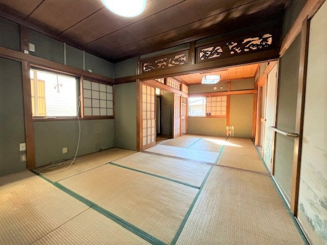 【1階和室】　1階にある約6.0帖の和室2部屋は、扉を開放すれば続き間として利用可能です。寝室や食後の寛ぎスペースなど、多目的に活用できます。