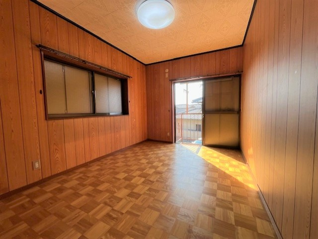 【洋室】　バルコニーに面した南西側を含む2面採光で、爽やかな風が通ります。独立性が確保されたお部屋のため、プライベートな時間を快適に過ごせます。