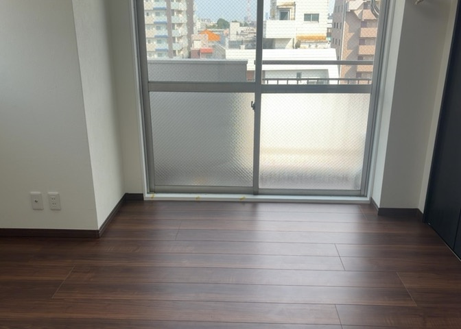 洋室のメリットは重い家具が置きやすく、身の回りが整理しやすいことです。　床がフローリングのため畳とは異なり凹みにくいです。　クローゼットなど収納が豊富で、普段使わない旅行カバンや服の整頓も簡単にです。