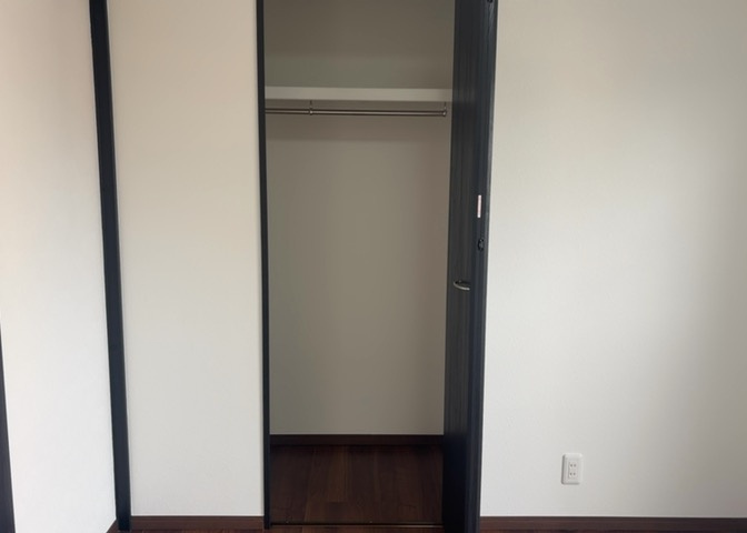 デザイン性を重視しすぎて収納が少なかった！なんてことにならないため、事前に現地で収納の数を確認しておくことをお勧めします。クローゼット以外にも床下収納や屋根裏収納、パントリーなどもチェックしましょう。