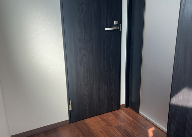 内装はとにかくおしゃれなものがいい！と選ぶ前に、まず住んだ後のことを想像してみましょう。住んでみたらコンセントの位置が悪くて使いにくいなど出てきます。事前にどの家電をどこに置くか想定しておきましょう。