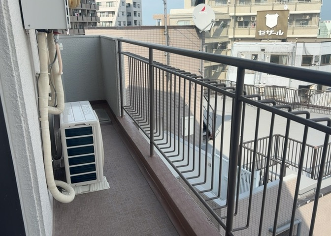 バルコニーは、室外の専用スペースのうち、「屋根がなく開放された空間」であるものを指します。ベランダより広いタイプのものが多く、日当たりもよいため家庭菜園などを楽しみたい人にとって適した環境となります。