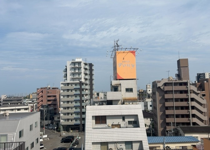 眺望の良さを楽しめるダイニングキッチンで家族団らんの時間を過ごしてはいかがでしょうか。バルコニーから見える景色を家族で眺める時間は、時間が経つのを忘れてしまいそうですね。是非、現地を見に行きましょう！