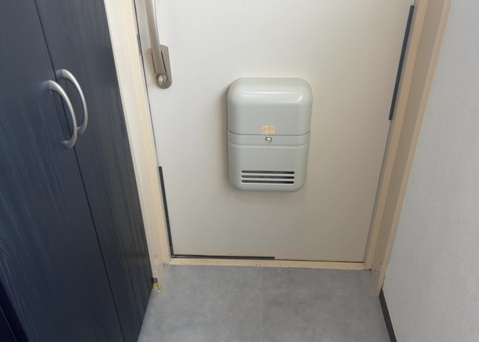 玄関は家の顔でもあり、家族以外の目にも止まる場所です。玄関は外との間を仕切る扉、靴などをしまっておく収納スペース、靴脱ぎのたたきスペース、来客とのやり取りをするドアホンなど複数のアイテムからなります。