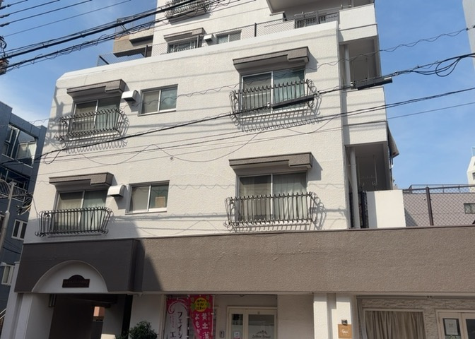 外観はマンション管理がされているかの目安になります。築年数が古いと、壁面は劣化してひび割れが生じることも！建物が古びていても細かいところが修繕されていると、きちんと管理されているなぁと感じるでしょう。