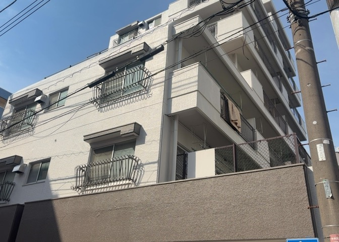 駐車場と明記されていても、最小スペースでつくられた駐車場だと大型車は駐車できなかったり、出入りしにくくなったりする可能性があります。お車のサイズと購入したい物件の駐車場のサイズを現地で確認しましょう。