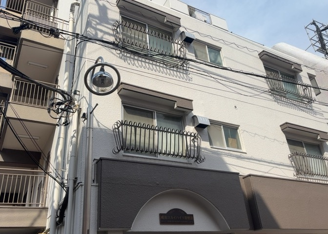 物件によっては、入居者が個人的に使用できる専用庭がついているものもあります。また、住宅の中にある土間の部分を庭と呼ぶこともあります。庭の用途は住む人によって変わり、それによってデザインもさまざまです。