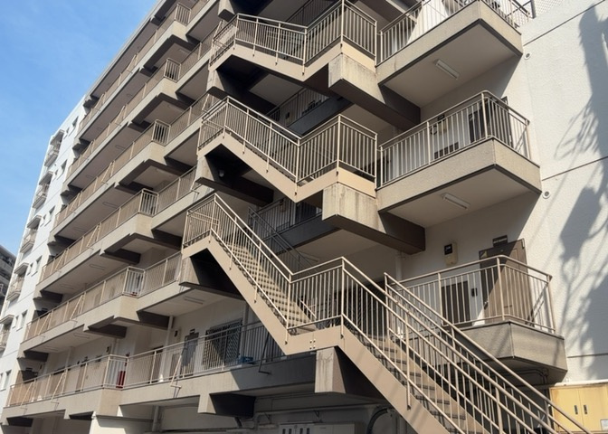 中庭（パティオ）とは、一つの建築物の内部に設けられた、壁などで囲われている庭のことを指します。コの字型、ロの字型が主流ですが、L字型の中庭もあります。最近では、インテリア性の高さからも人気があります。
