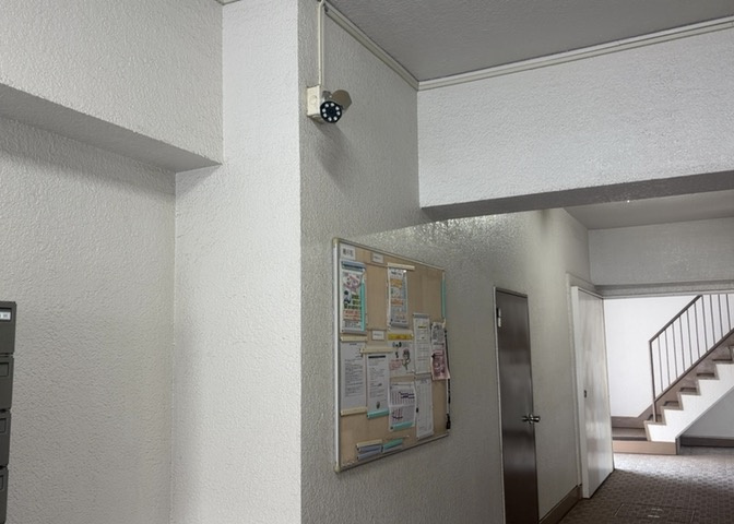 受付はマンションコンシェルジュがいる場合もあれば、管理人が滞在する小部屋を総称して呼ぶことがあります。主にエントランスに設置されていることから、防犯面でも期待ができます。防犯設備がない場合はより安心！
