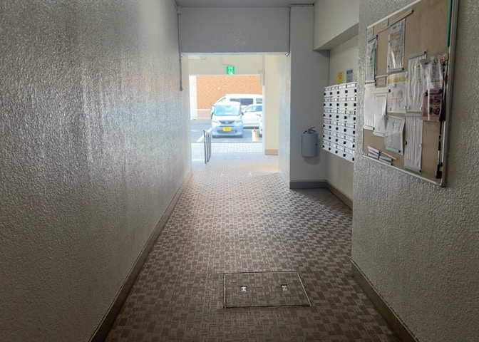 ラウンジは、マンションの共用スペースに椅子やテーブルなどを配置した利用者が寛げる空間です。屋内型ラウンジと屋外型ラウンジがあります。共用部分の管理状況と合わせて、詳細については現地でご確認ください。