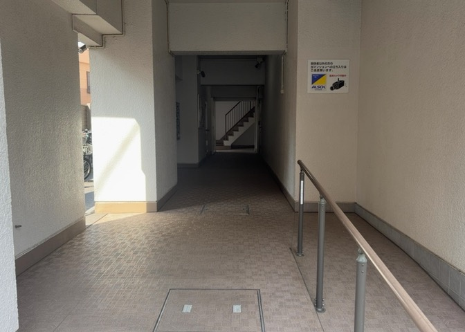 ロビーというと、エントランスと何がちがうの？と思いますよね。実はロビーとエントランスには明確な決まりはありません。物件によっては、エントランスを入って広がるある程度の広さのある空間がロビーとなります。