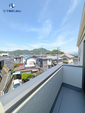 ●バルコニー●　背の高い3階建ての眺めは気持ちいい♪風通しも良くお洗濯にも十分なスペース♪