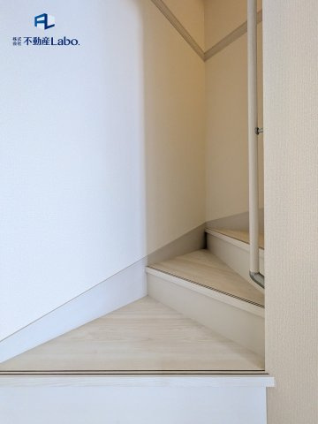 ●階段●　一般住宅と比較し1段1段が低いバリアフリー階段♪　手すりが付いており、小さなお子様から高齢の方まで上り下りしやすくなっております。
