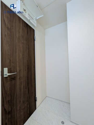 ●洗面室　収納スペース●　タオルなどの置き場所に困ったことはありませんか？ちょっとしたスペースを設けることでお悩みがスッキリ解決♪追加工事で可動棚を付けちゃうのもいいですね♪