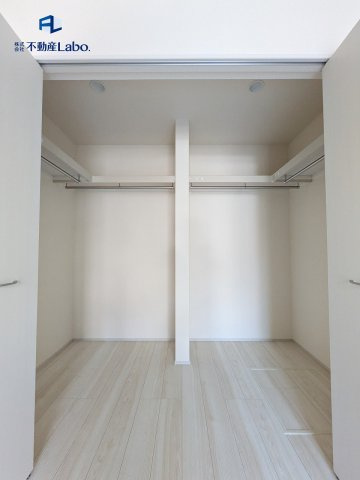 ●ウォークインクローゼット●　いつかは着るかもしれない。。。そんな洋服が溜まってしまっても十分なスペースがあるウォークインクローゼット♪収納スペースはあればあるほど困りません♪