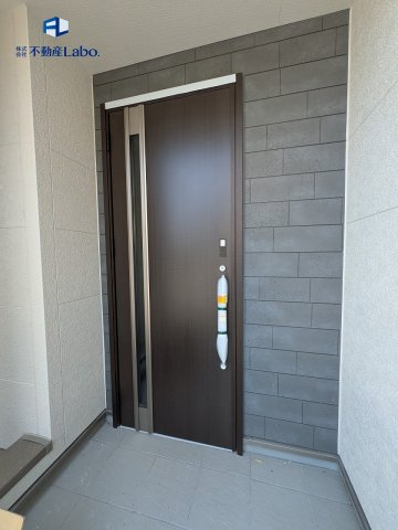 ●玄関●　雨の日に玄関前で鍵を探すのも安心な屋根付き玄関♪天井にはダウンライトを設置しておりますので夜間も明るい♪