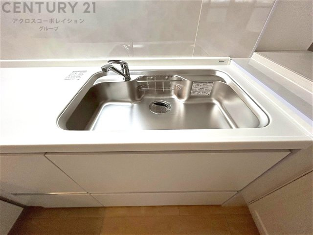 大きなシンクでお鍋などの大きな調理器具を洗う際にも便利です。　
