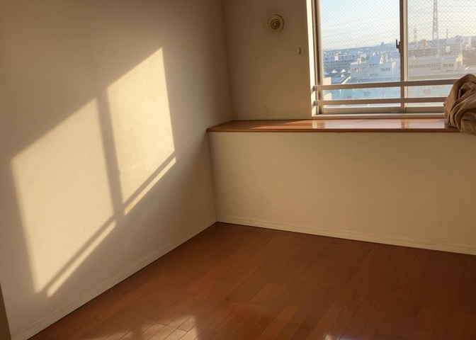 寝室でゆっくりと過ごすためにはベッド周りの適度な空間を担保することや窓の位置、照明の明るさ、寝室の広さなどを考える必要があります。自身や家族の構成とライフスタイルに併せて寝室にする部屋を選びましょう！
