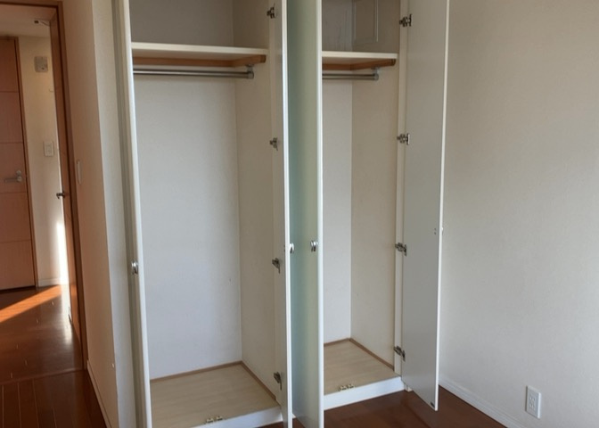 デザイン性を重視しすぎて収納が少なかった！なんてことにならないため、事前に現地で収納の数を確認しておくことをお勧めします。クローゼット以外にも床下収納や屋根裏収納、パントリーなどもチェックしましょう。
