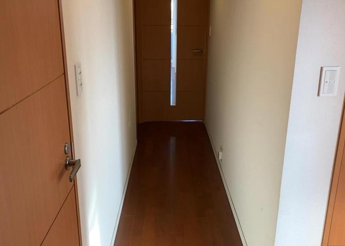 内装はとにかくおしゃれなものがいい！と選ぶ前に、まず住んだ後のことを想像してみましょう。住んでみたらコンセントの位置が悪くて使いにくいなど出てきます。事前にどの家電をどこに置くか想定しておきましょう。