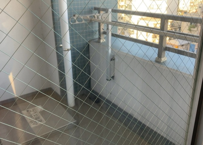 バルコニーは、室外の専用スペースのうち、「屋根がなく開放された空間」であるものを指します。ベランダより広いタイプのものが多く、日当たりもよいため家庭菜園などを楽しみたい人にとって適した環境となります。