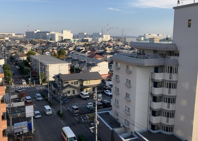 眺望の良さを楽しめるダイニングキッチンで家族団らんの時間を過ごしてはいかがでしょうか。バルコニーから見える景色を家族で眺める時間は、時間が経つのを忘れてしまいそうですね。是非、現地を見に行きましょう！