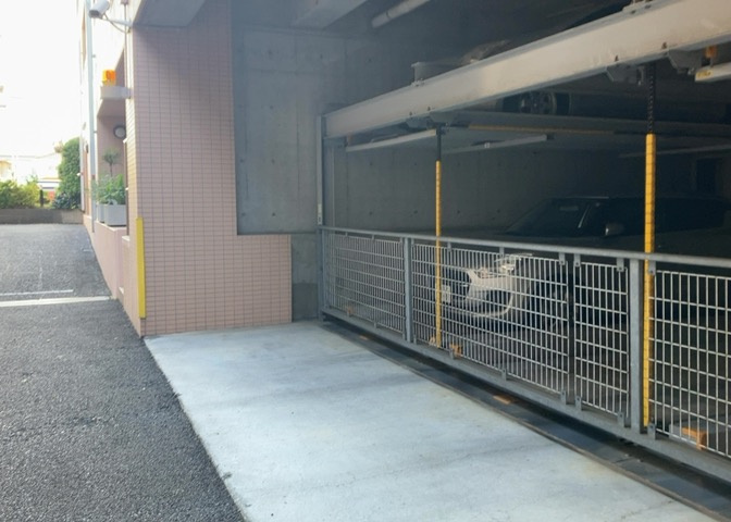 車一台あたりに必要なスペースは、標準サイズの普通自動車で横幅2m50cm、長さ5mは必要になります。ただし、乗降のことも考慮して横幅3m30cm、長さ5m50cmほどは確保できるところを選びましょう。