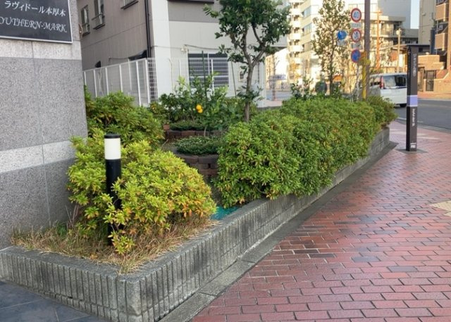 物件によっては、入居者が個人的に使用できる専用庭がついているものもあります。また、住宅の中にある土間の部分を庭と呼ぶこともあります。庭の用途は住む人によって変わり、それによってデザインもさまざまです。