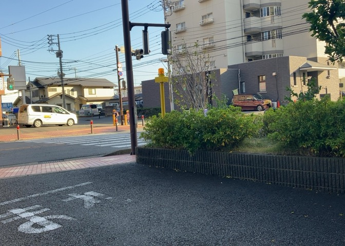 中庭（パティオ）とは、一つの建築物の内部に設けられた、壁などで囲われている庭のことを指します。コの字型、ロの字型が主流ですが、L字型の中庭もあります。最近では、インテリア性の高さからも人気があります。