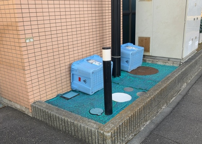 共有部分は、住民なら誰もが使える設備のこと。例えば駐車場やエレベーター、インターネット設備、セキュリティ設備などがあります。他にも、マンションの廊下・外部階段やエントランス・ゴミ置き場などがあります。