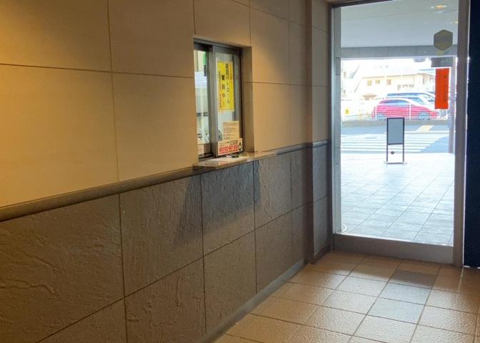 受付はマンションコンシェルジュがいる場合もあれば、管理人が滞在する小部屋を総称して呼ぶことがあります。主にエントランスに設置されていることから、防犯面でも期待ができます。防犯設備がない場合はより安心！