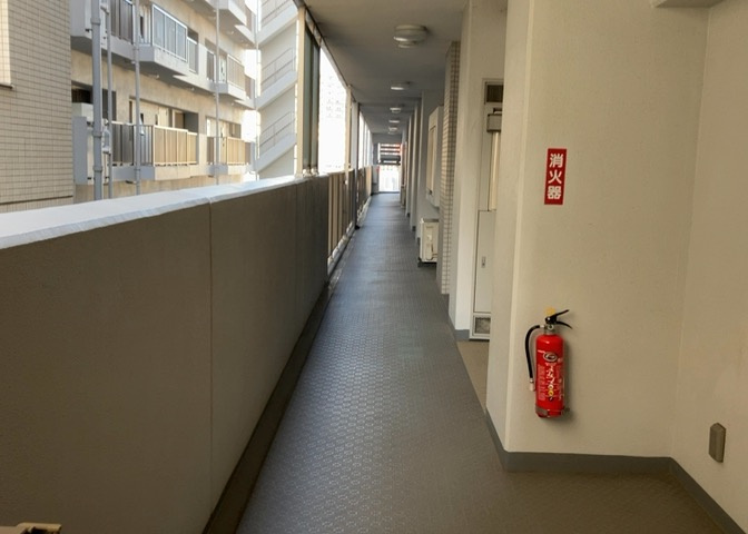 共有部分は、住民なら誰もが使える設備のこと。例えば駐車場やエレベーター、インターネット設備、セキュリティ設備などがあります。他にも、マンションの廊下・外部階段やエントランス・ゴミ置き場などがあります。