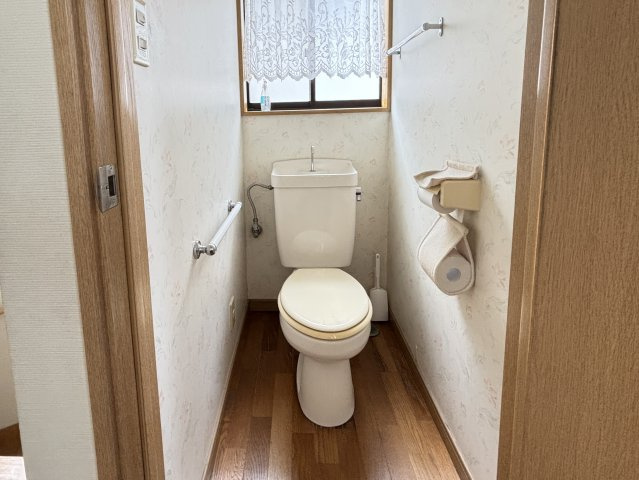 2階にもトイレが設置されており、朝の混雑時や来客時にも便利です。上下階にトイレがあることで、生活動線がスムーズになり、ご家族のストレス軽減につながります。窓付きで換気もでき、快適にご使用いただけます。