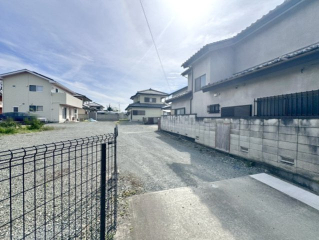 ■外観｜道路から離れた位置に住まいがございますので、お子様が道路に飛び出すリスクも低く、車との接触の心配も少ないです。
