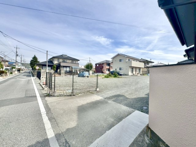 ■外観｜周囲の見渡しが良く、車の出入りの際も安全確認がしやすいため、小さなお子様がいるご家庭でも安心です♪